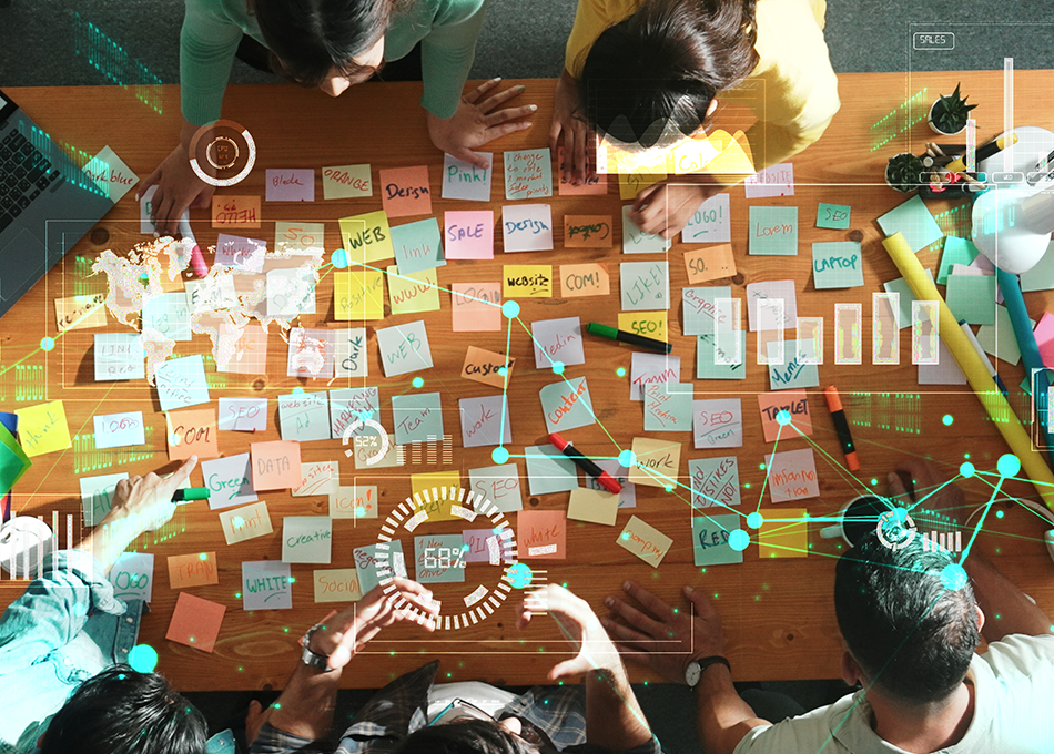 Equipe trabalhando em estratégia e criação